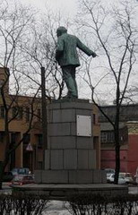 первый памятник в. и. ленину
